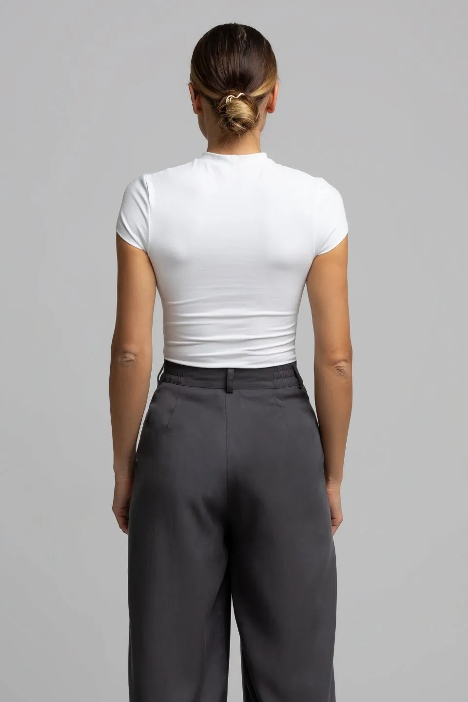 Krótki dopasowany t-shirt nadruk XX BOOBIES - biały