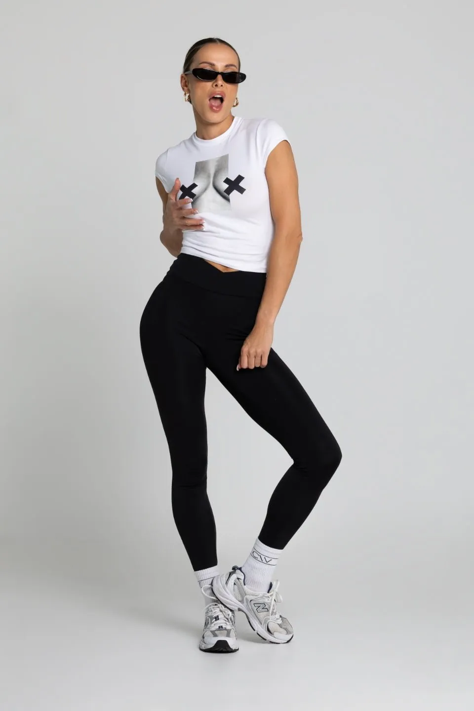 Krótki dopasowany t-shirt nadruk XX BOOBIES - biały