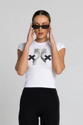 Krótki dopasowany t-shirt nadruk XX BOOBIES - biały